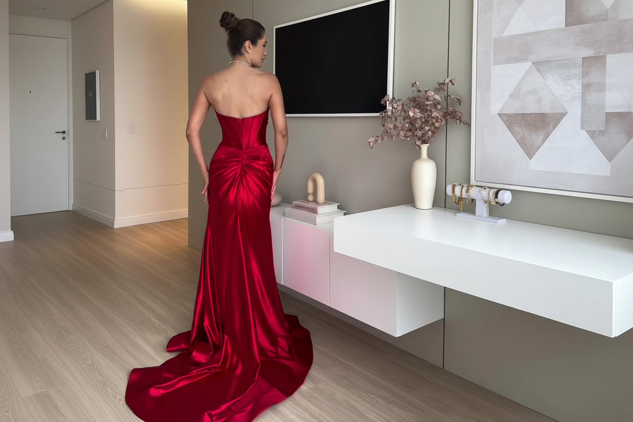 Verführerisches Royal Red Abendkleid - Schulterfrei, zeitlose Eleganz mit Statement - schnitt